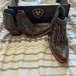 Woman’s size 6 1/2 Ariat Dixons